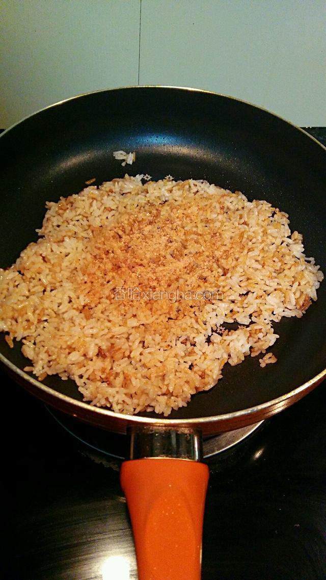 倒入虾壳粉翻炒均匀。