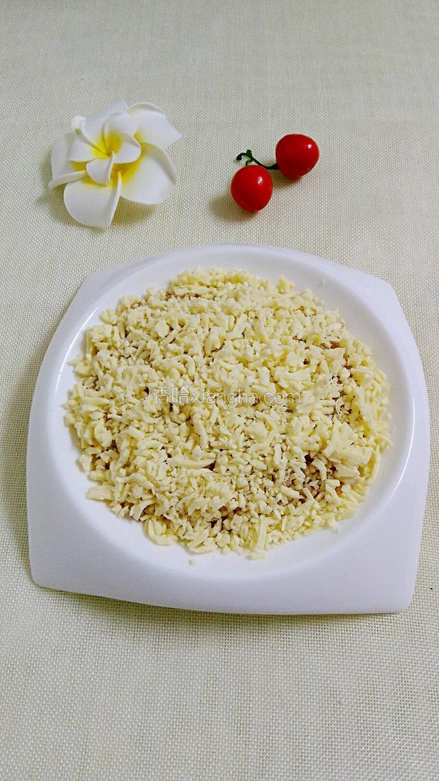 铺上马苏里拉奶酪碎。