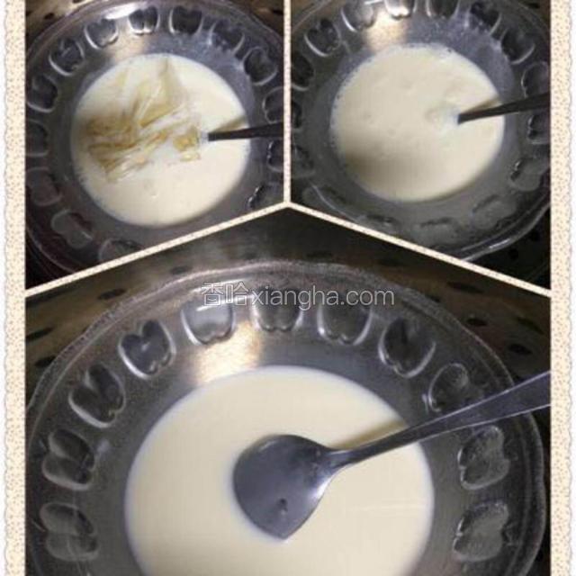 将混合后的淡奶油和牛奶隔热水搅拌均匀，加入泡软吉利丁片，慢慢搅拌，直到完全融化。