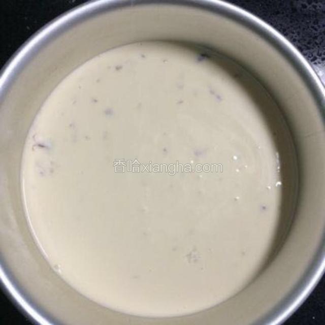 将蛋糕体糊倒入铺有饼干底的模具设计，轻震出气泡，放入冰箱冷藏室凝固。