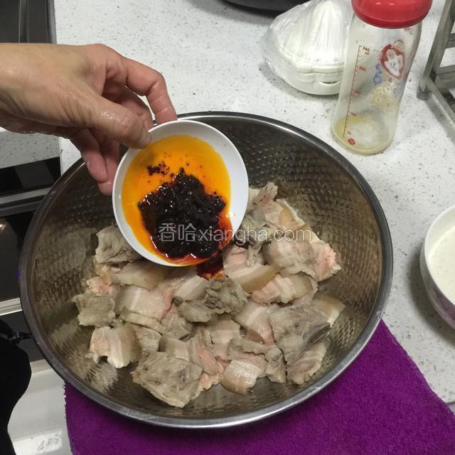 倒入辣味调料包。