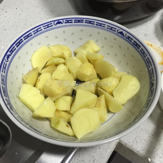 土豆滚刀切成块铺底。