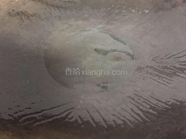 油锅热油，倒入食用油；