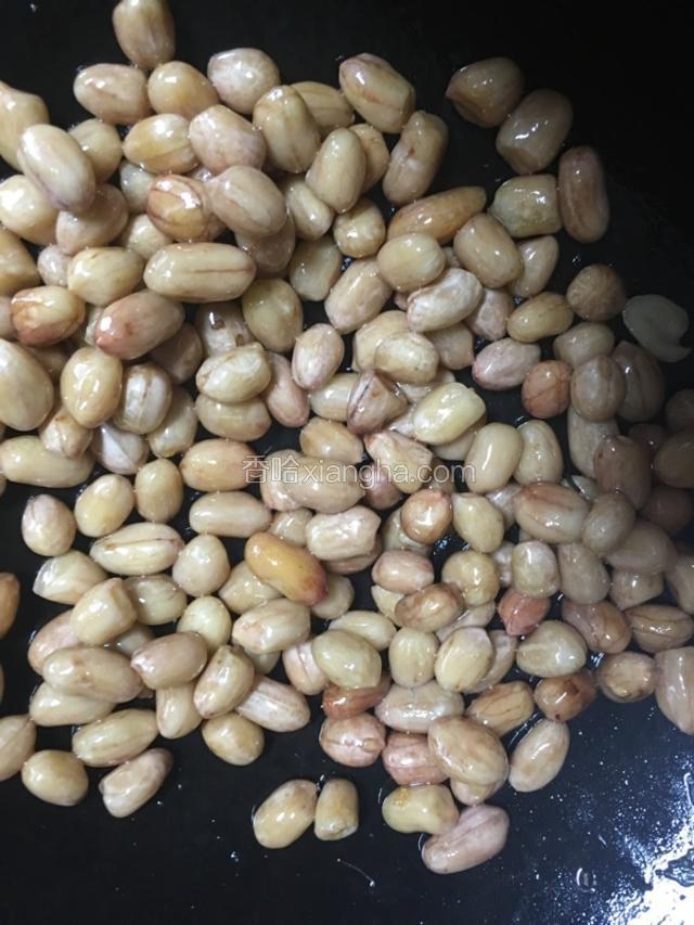 花生米入锅煸炒；