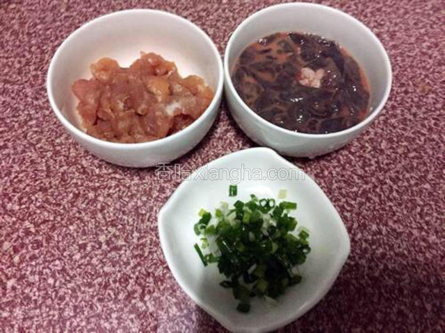 猪肉、猪肝洗净用适量的鸡粉、盐、生抽、淀粉抓匀腌制半小时，葱切葱花备用