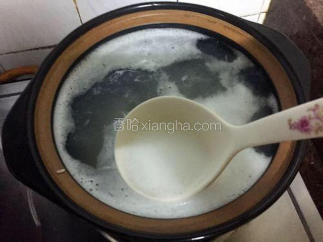 捞出表面浮沫，转中火炖煮20-30分钟