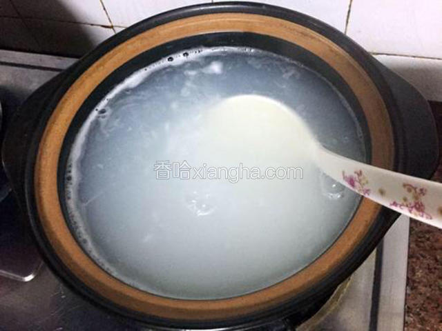 其间要用勺子在底部来回穿梭，免得糊底