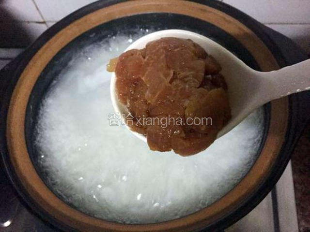 煮至米烂、米汤浓稠时加入猪肉煮熟