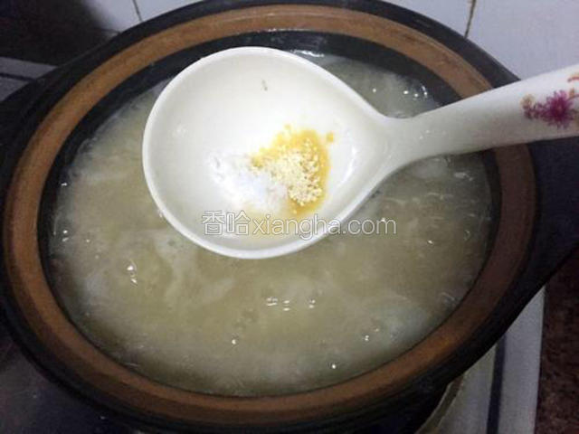 放入适量的盐、鸡粉调味