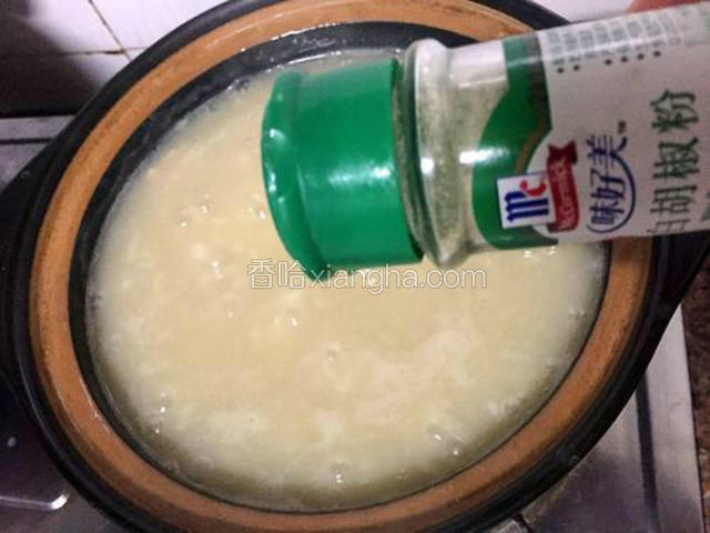 放入适量的胡椒粉调味，拌匀