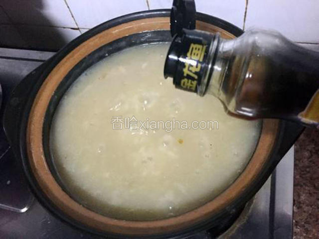 加入适量的香油，拌匀