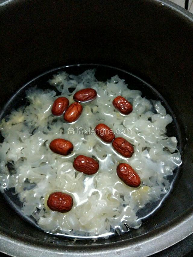 红枣洗净。高压锅放1L水把银耳，红枣放进去压15分钟