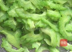 枸杞苦瓜炒蛋的做法图解8