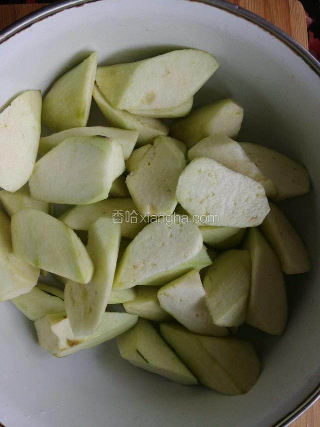茄子去皮切滚刀块，加少许盐腌10分钟。