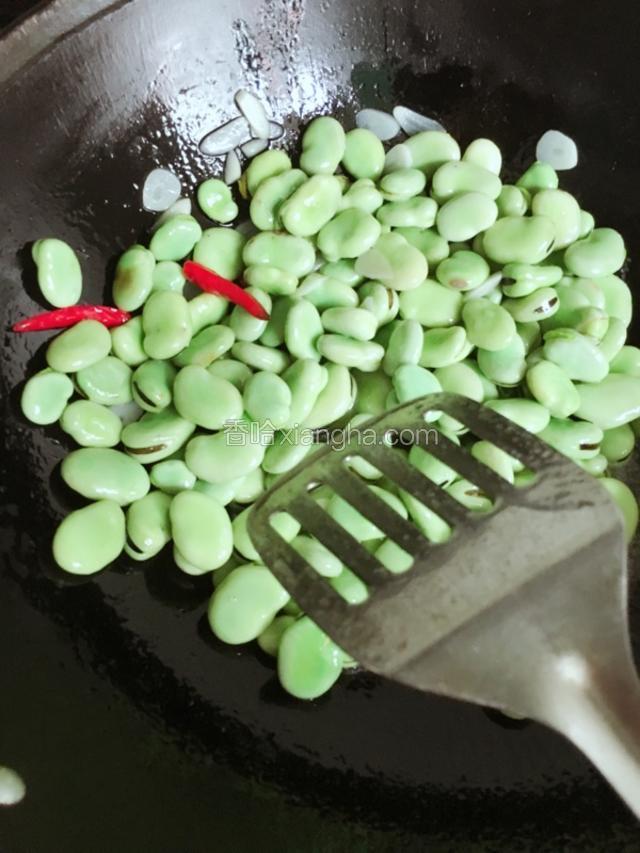 翻炒均匀，以防粘锅，这里的煸炒时间略长一些，不然蚕豆不酥的。