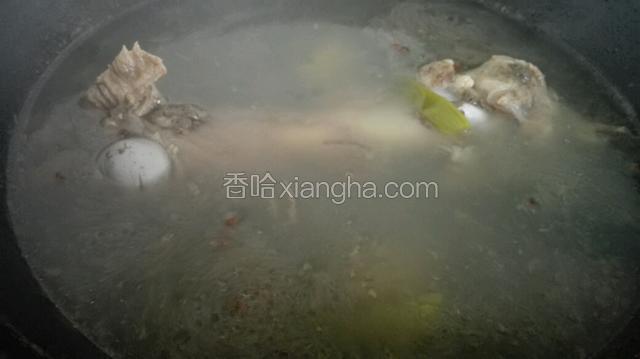 开锅撇去浮沫，小火炖至一个半小时，中途放入适量盐！
