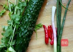 凉拌黄瓜木耳的做法图解1