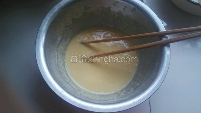 搅拌均匀，不要留有面疙瘩。醒发十分钟