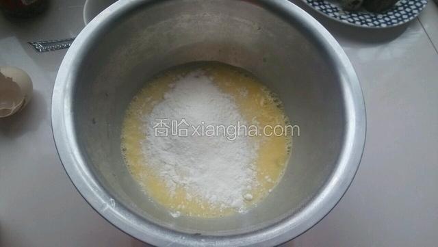 加入面粉，少许少许水