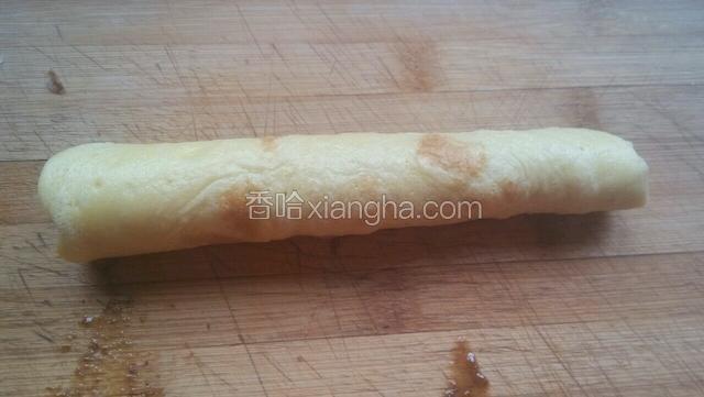 从一头卷起来，静置一会
