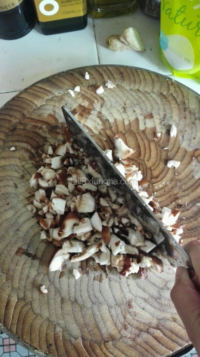 香菇洗净切碎