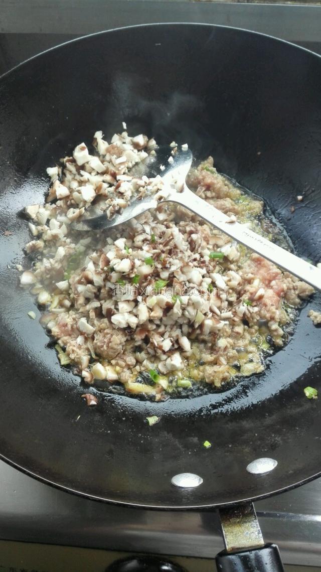脱生后加入香菇沫翻炒