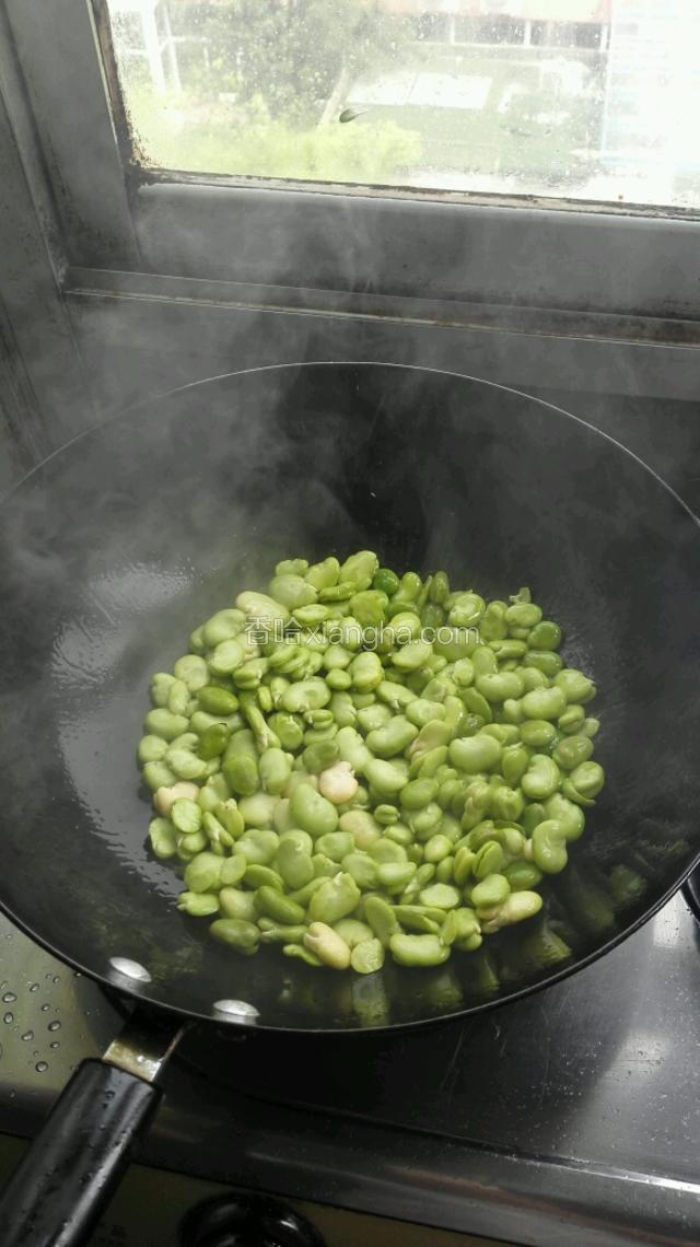 再起油锅倒入豆瓣翻炒