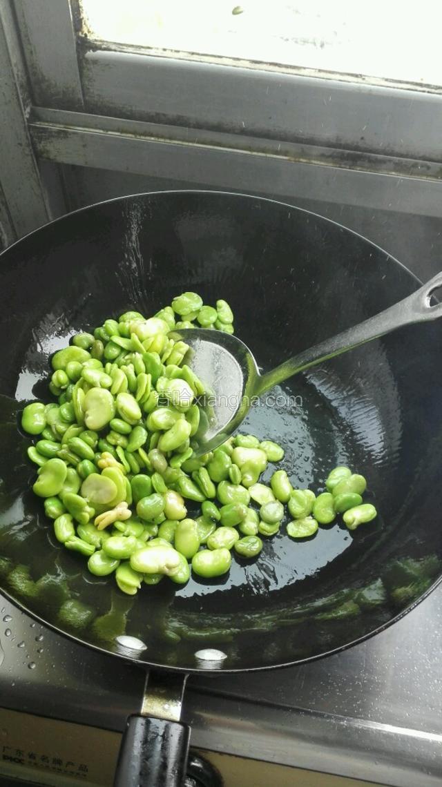 翻炒至豆瓣6成熟