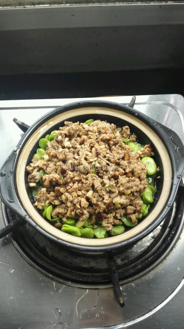 铺上刚炒好的香菇肉末