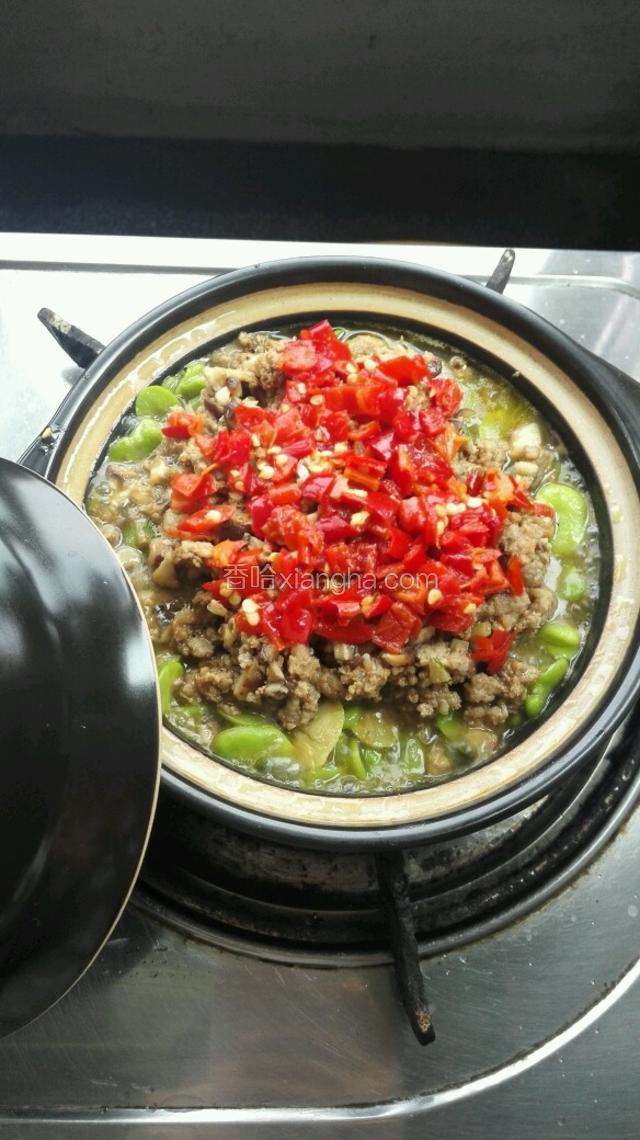 在肉末上均匀铺上剁椒后再加盖炖煮2分钟即可