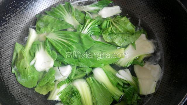 开水锅里焯油菜，水开捞出