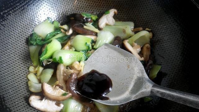 放入盐，生抽，蚝油翻炒