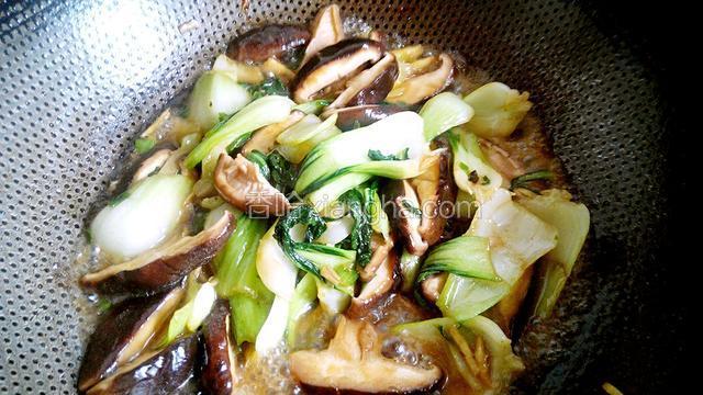 最后放入鸡精翻炒均匀，关火