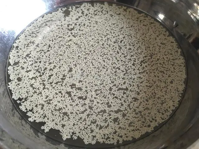酵母粉倒在温水里，静止5分钟，待酵母粉全部融化备用；