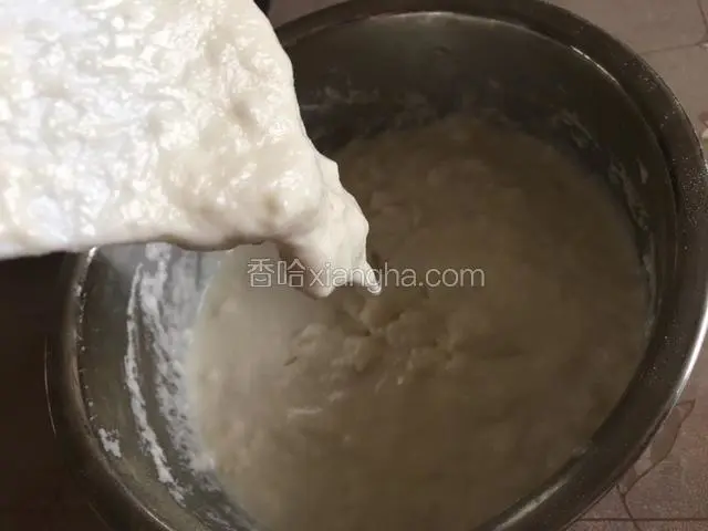 把酵母水分次倒进面粉到容器里，一边用刮刀搅拌均匀，呈图片状态；