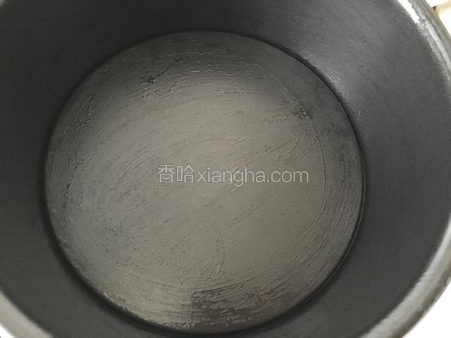 取六寸活底蛋糕膜，表面均匀涂抹色拉油；