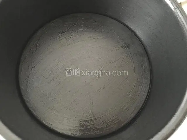 取六寸活底蛋糕膜，表面均匀涂抹色拉油；