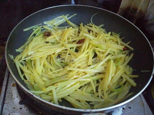等到土豆变软全部变色就可以出锅啦！