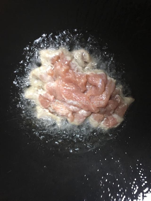 肉片入锅煸炒；