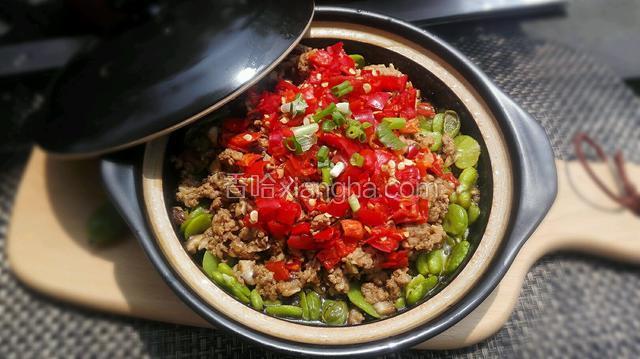 剁椒肉末蚕豆煲