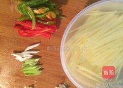 青红椒炒土豆丝的做法图解2
