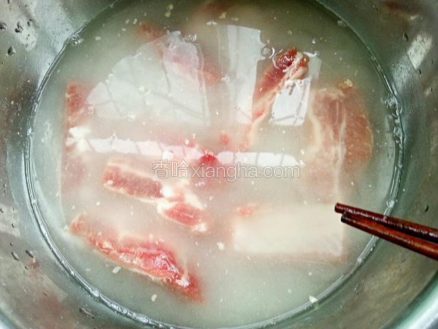 加水浸泡三十分钟，冲洗干净