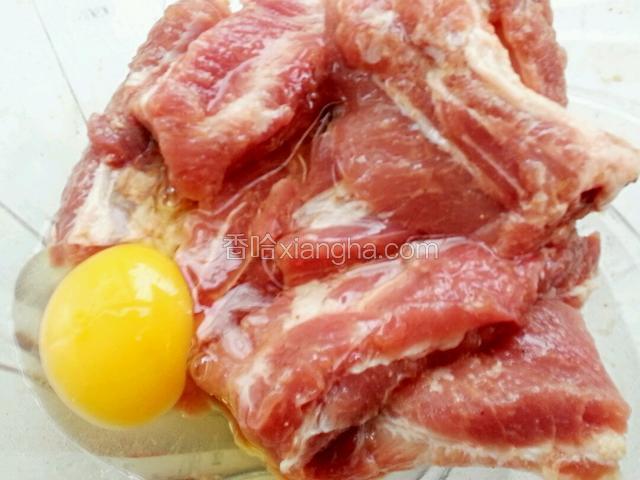 将鸡蛋打入排骨中，用手抓匀