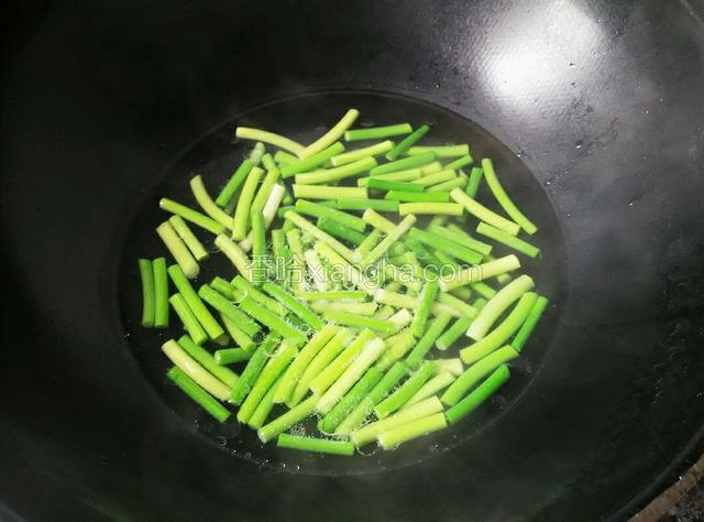 水烧开后，调入小半勺盐和几滴油，倒入蒜苔焯水一分钟捞出