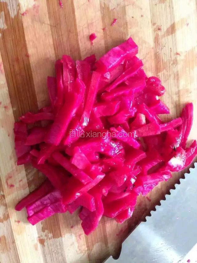 把红心火龙果里面带籽的地方抠掉贴着外面硬皮的一层肉播出来切条