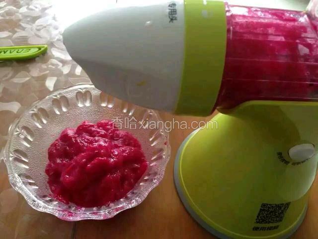 把切好的果肉放在果语机里搅成糊