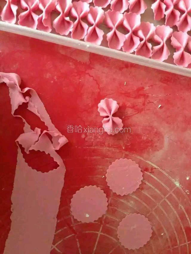 把面擀成长条形状用蝴蝶面模型一个一个压出来中间和起来就可以了