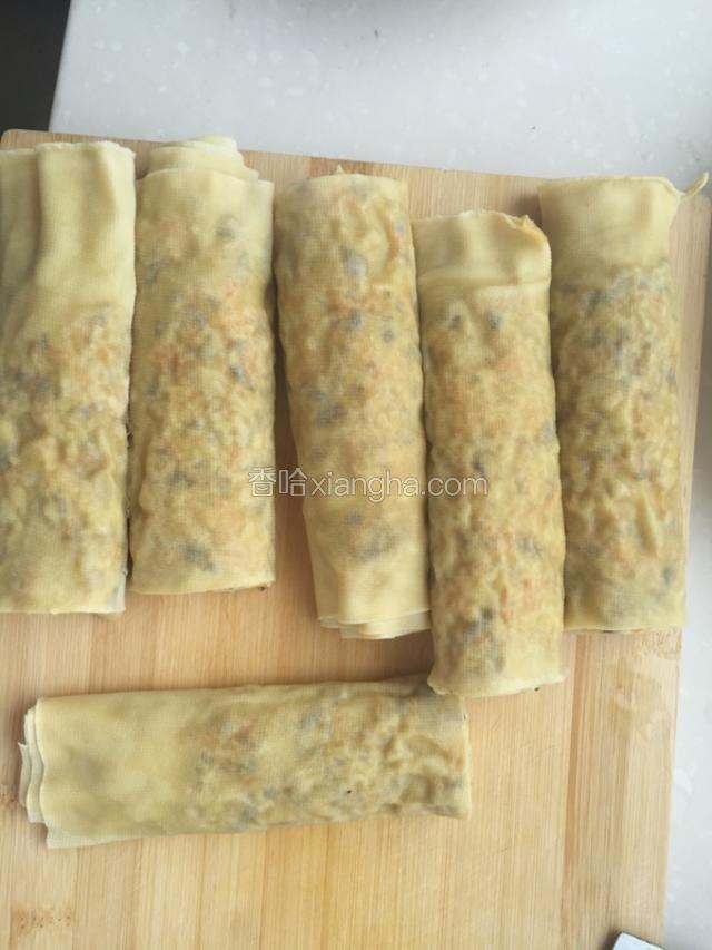 把干豆腐放平，馅料均匀抹上，卷完上蒸屉蒸15分钟就ok!