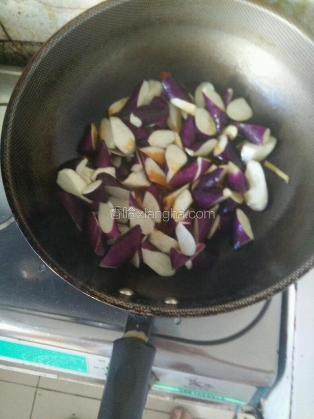 第五步:生姜，大蒜，豆瓣酱翻炒后，放入茄子翻炒3分钟
