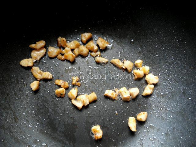 鸡胸肉切丁，用料酒和盐腌制10分钟，放到油锅里炒熟。